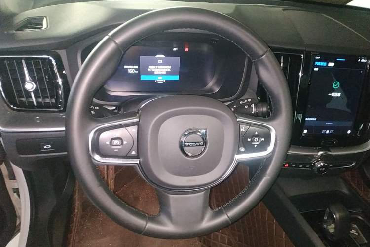 Used Volvo XC60 2023 B5 4x4 Smart Luxury Edition
