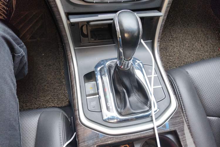 Used CHANGAN Raeton 2014 1.8T Automatic Prestige Anniversary Edition China IV Standard Gear Lever