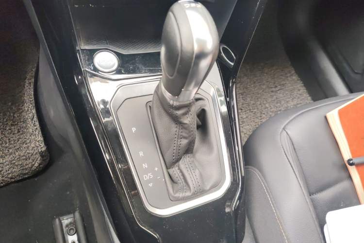 Used Volkswagen T-ROC 2018 280TSI DSG Two-Wheel-Drive Comfort Version China V Standard Audio And AC Panel