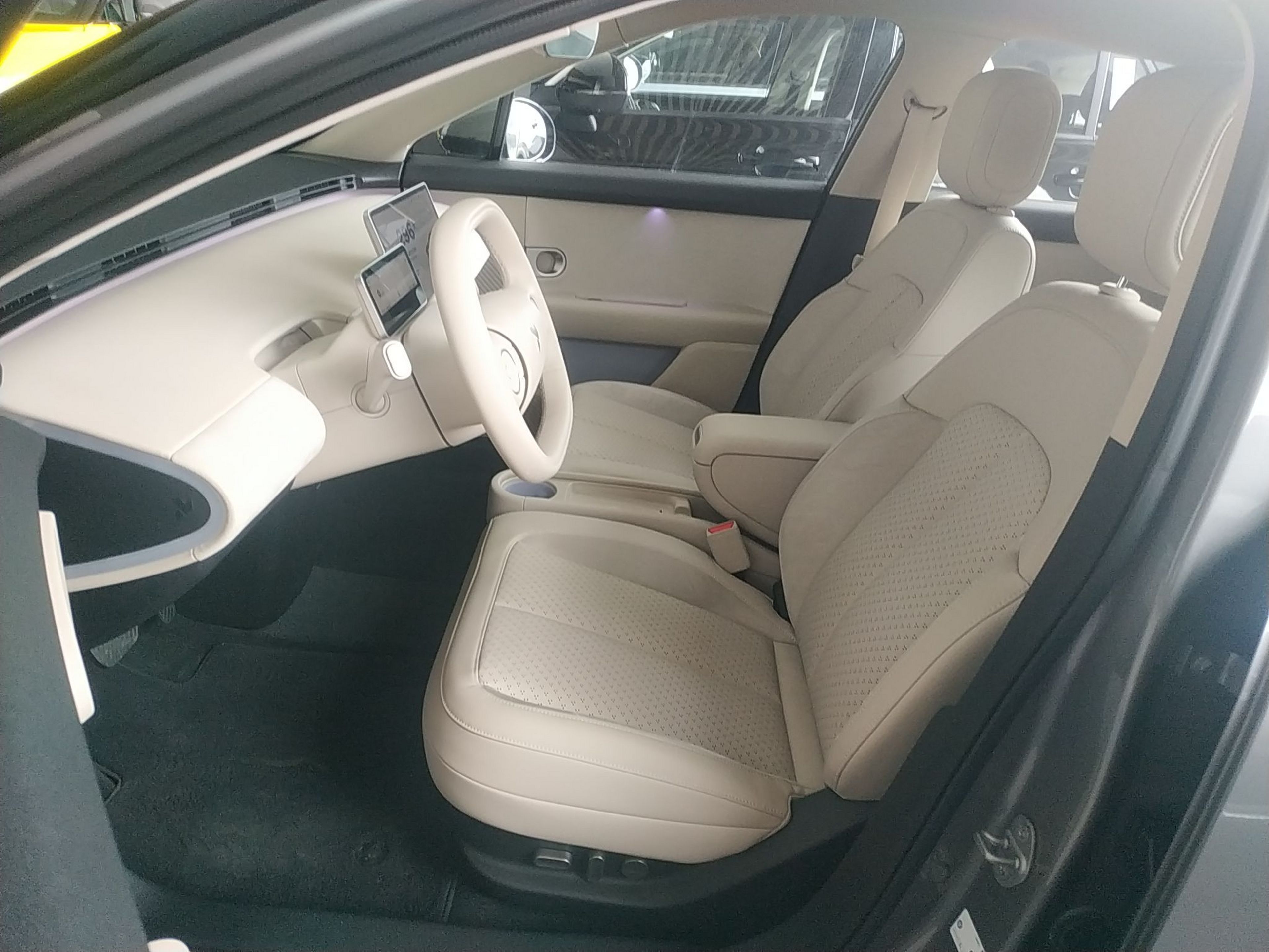 المقاعد الأمامية داخل السيارة