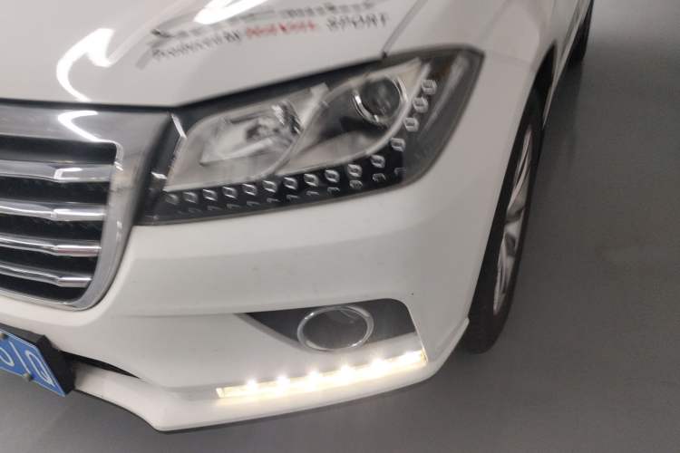 Used Haval H2 2014 1.5T Manual Two-Wheel Drive Elite Edition Left Front Headlight