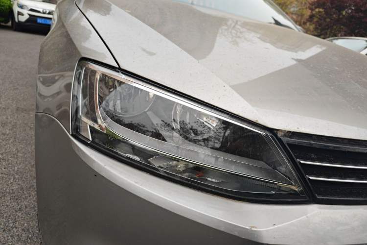 Used Volkswagen Sagitar 2014 1.6L Automatic Comfort Model Right Front Headlight