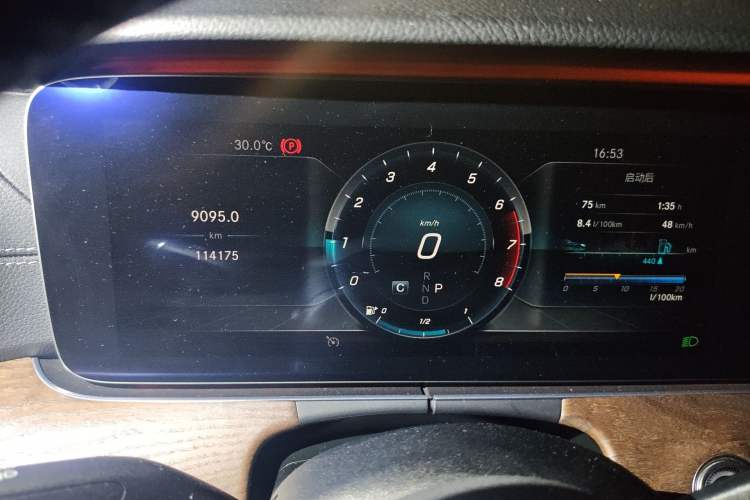 Used Mercedes-Benz E-Class 2020 Restyled E 300 L Exclusive Edition Odometer Close Up