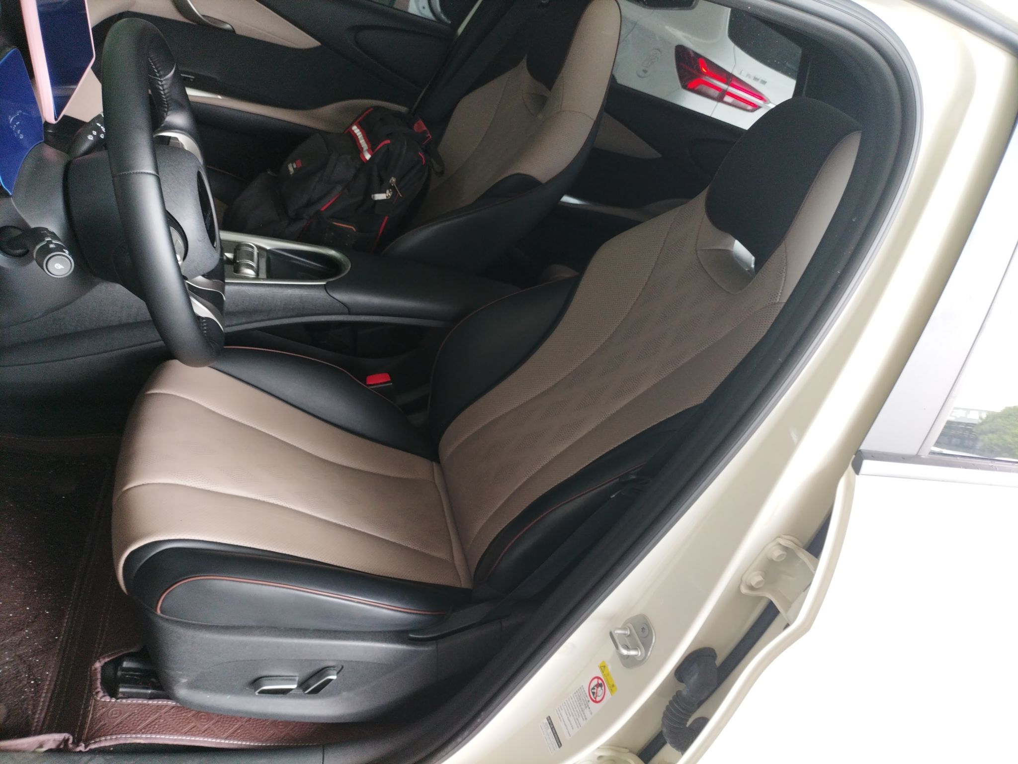 Переднее сиденье в автомобиле