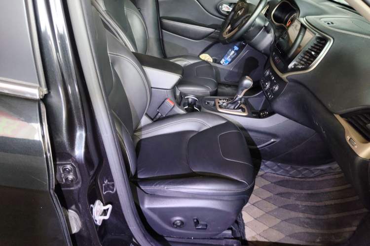 Used Jeep Cherokee 2016 2.4L Leading Edition
