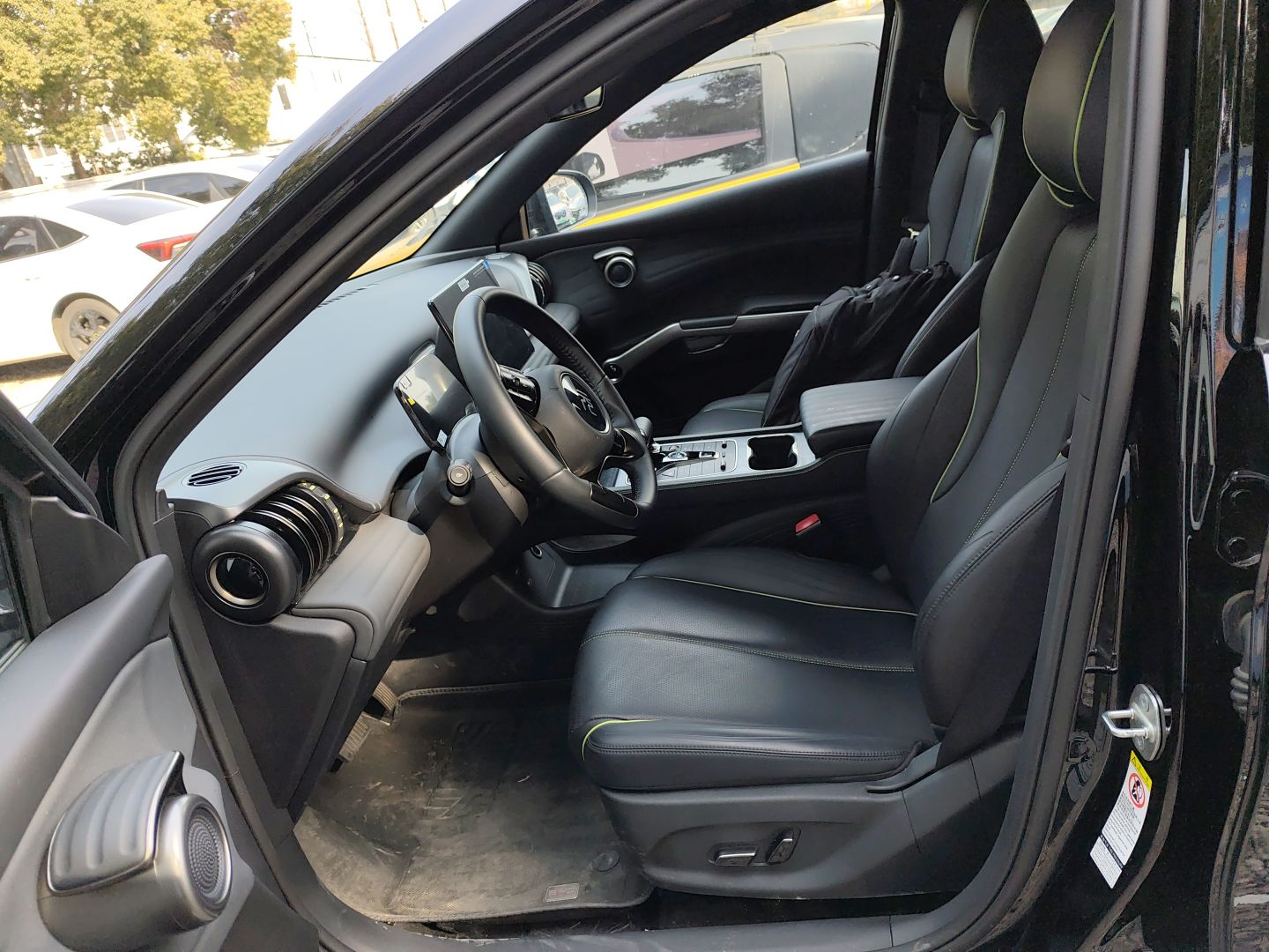 المقاعد الأمامية داخل السيارة