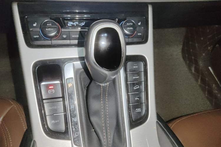 Used Geely Auto Emgrand X7 Sport 2018 1.8TD Automatic All-Wheel-Drive ZhiZun Model with 4G Connectivity Gear Lever