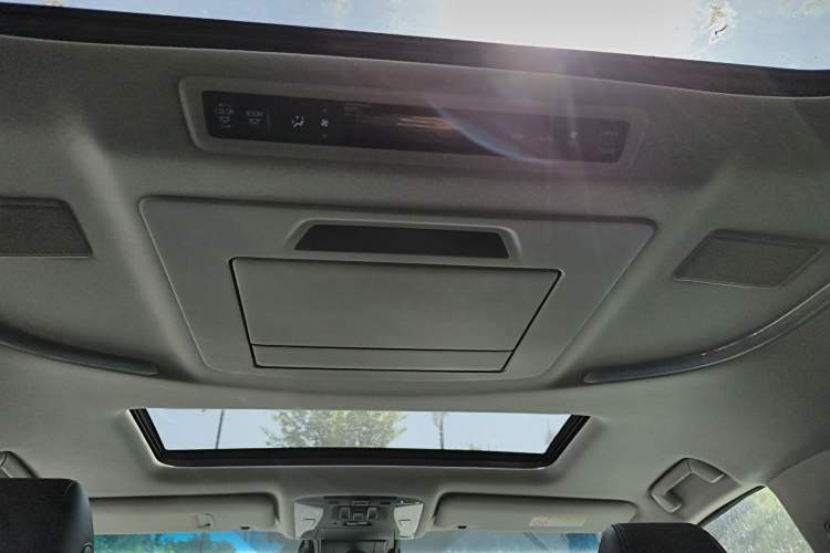 Used Toyota Vellfire 2021 Crown Dual-Engine 2.5L HV Luxury Edition
