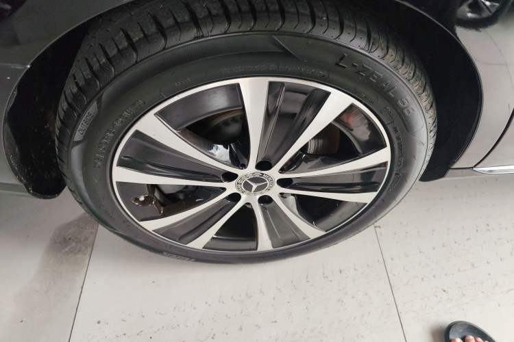 Used Mercedes-Benz E-Class New Energy 2022 Second Facelift E 350 e L Plug-in Hybrid Sedan Right Rear Wheel Hub