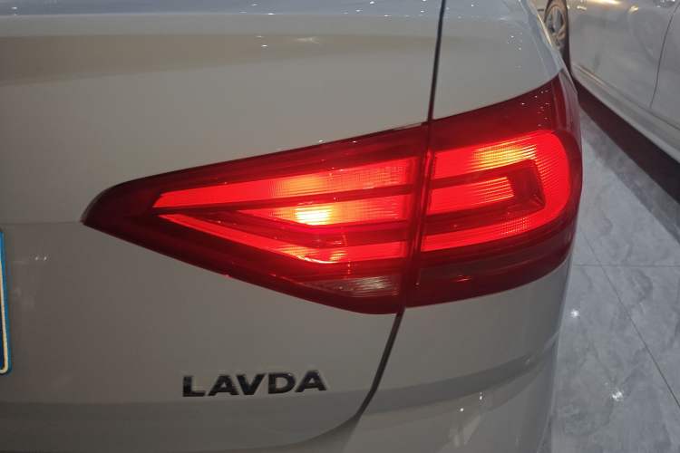 Used Volkswagen Lavida 2018 Classic 1.5L Automatic Fashion Edition China VI Standard Right Rear Taillight