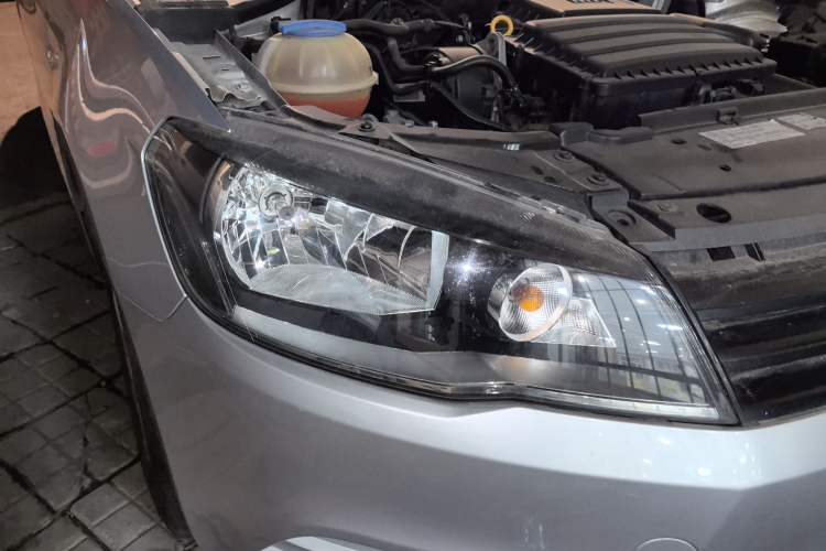 Used Volkswagen Jetta 2015 Value Edition 1.6L Manual Fashionable Style Right Front Headlight