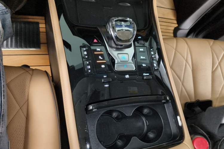 Used Denza D9 2024 DM-i 980 Four-Wheel Drive Prestige Model
