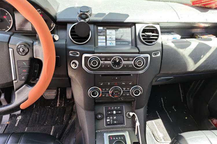 Used Land Rover Discovery 2014 3.0 SDV6 HSE Diesel Edition Audio And AC Panel