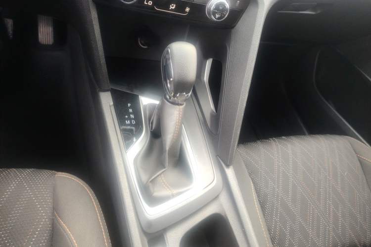 Used Chevrolet Orlando 2020 Mild Hybrid 530T Automatic Enjoyment Edition (5+2 Models) Gear Lever