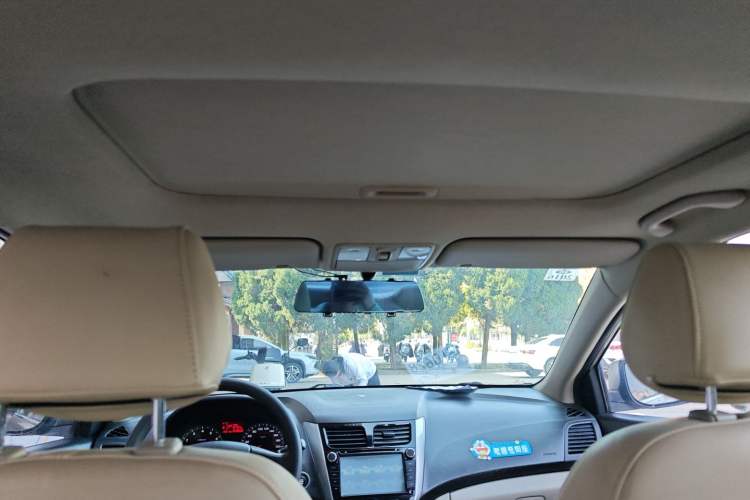 Used Hyundai Verna (older generation) 2014 1.4L Automatic Leading-Edge GLX Headliner