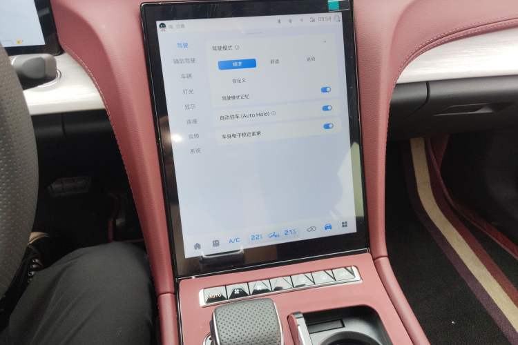 Used Hongqi H5 2025 2.0T Automatic Flag Edition – 500 000 Units Commemorative Version
