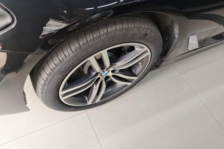 Used BMW 5 Series 2022 Second Facelift 530Li Leading Edition Luxury Package Left Front Wheel Hub