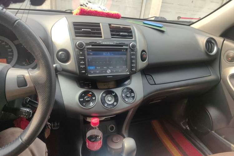 Used Toyota RAV4 2012 Luxurious 2.4L Automatic 4x4 with Stylish Features