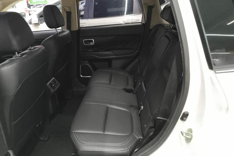 Used Mitsubishi Outlander 2019 2.4L 4x4 Zhi Xiang Edition 7 Seats China V Emission Standard