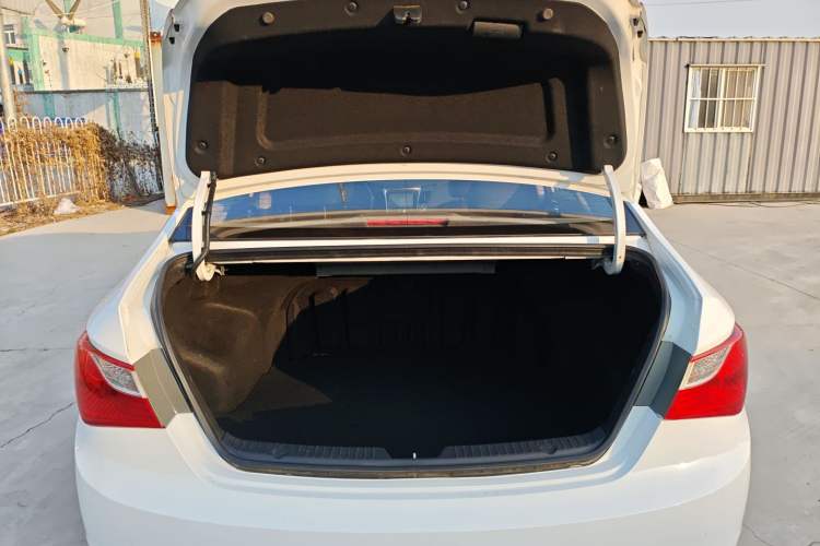 Used Hyundai Sonata 2014 2.4L Automatic Luxury Version China IV Standard Trunk