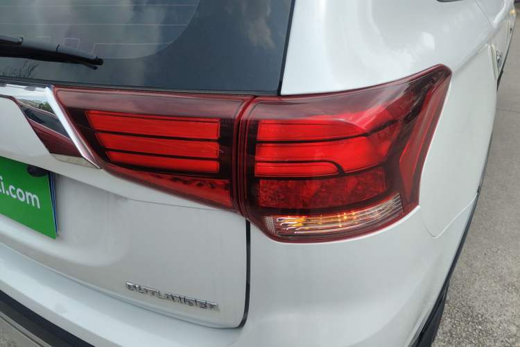 Used Mitsubishi Outlander 2020 2.0L Two-Wheel Drive Comfort Edition 5 Seats Right Rear Taillight