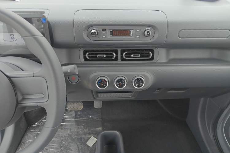 Used Wuling Zhiguang New Energy 2025 Standard Model Audio And AC Panel