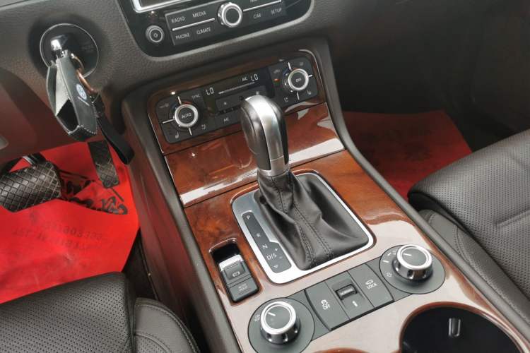 Used Volkswagen Touareg 2011 3.0 TSI Comfort Version Gear Lever