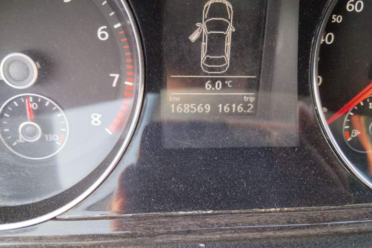 Used Volkswagen Magotan 2012 1.8TSI Prestige Model Odometer Close Up