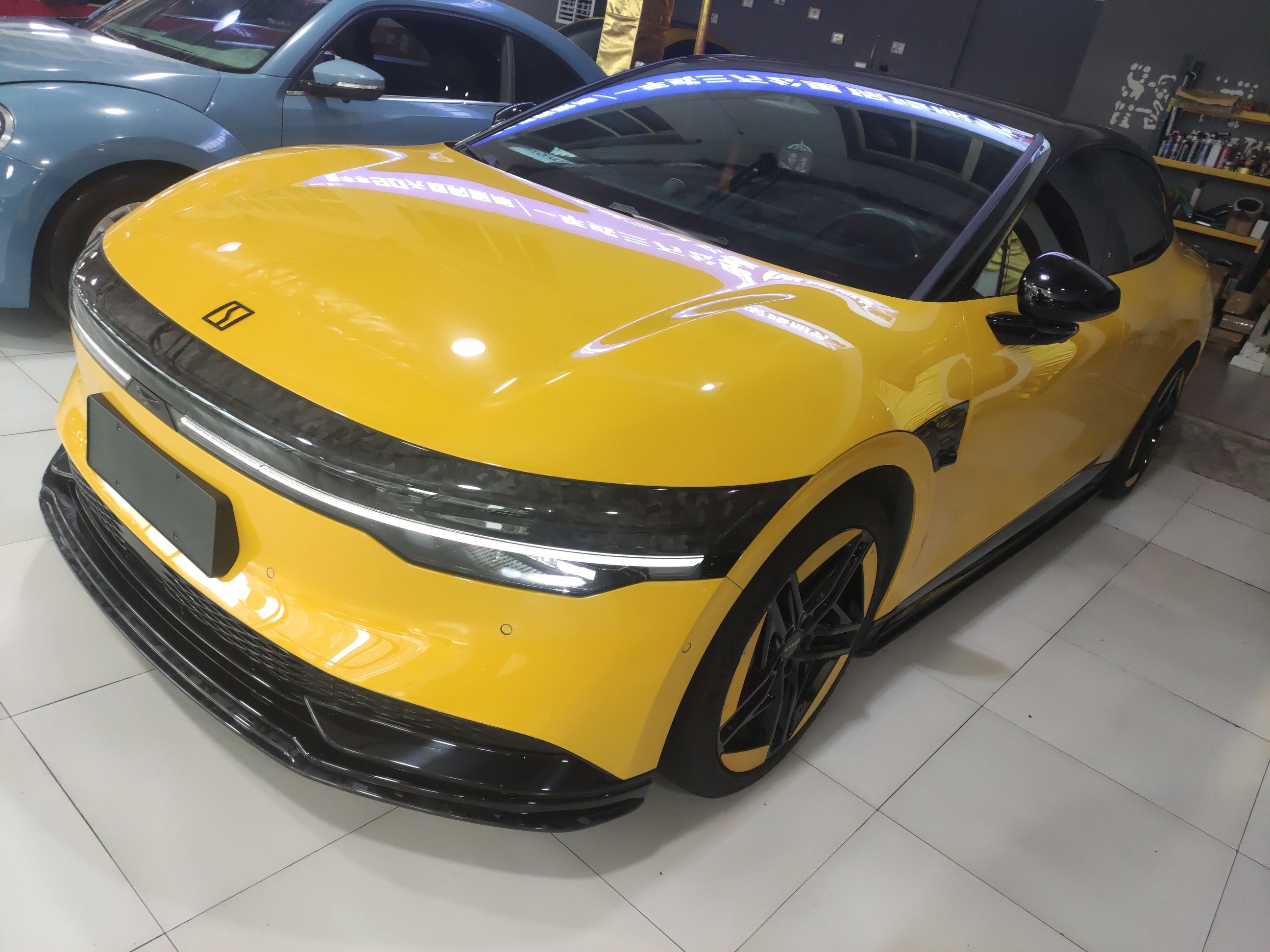 تحت مقدمة السيارة