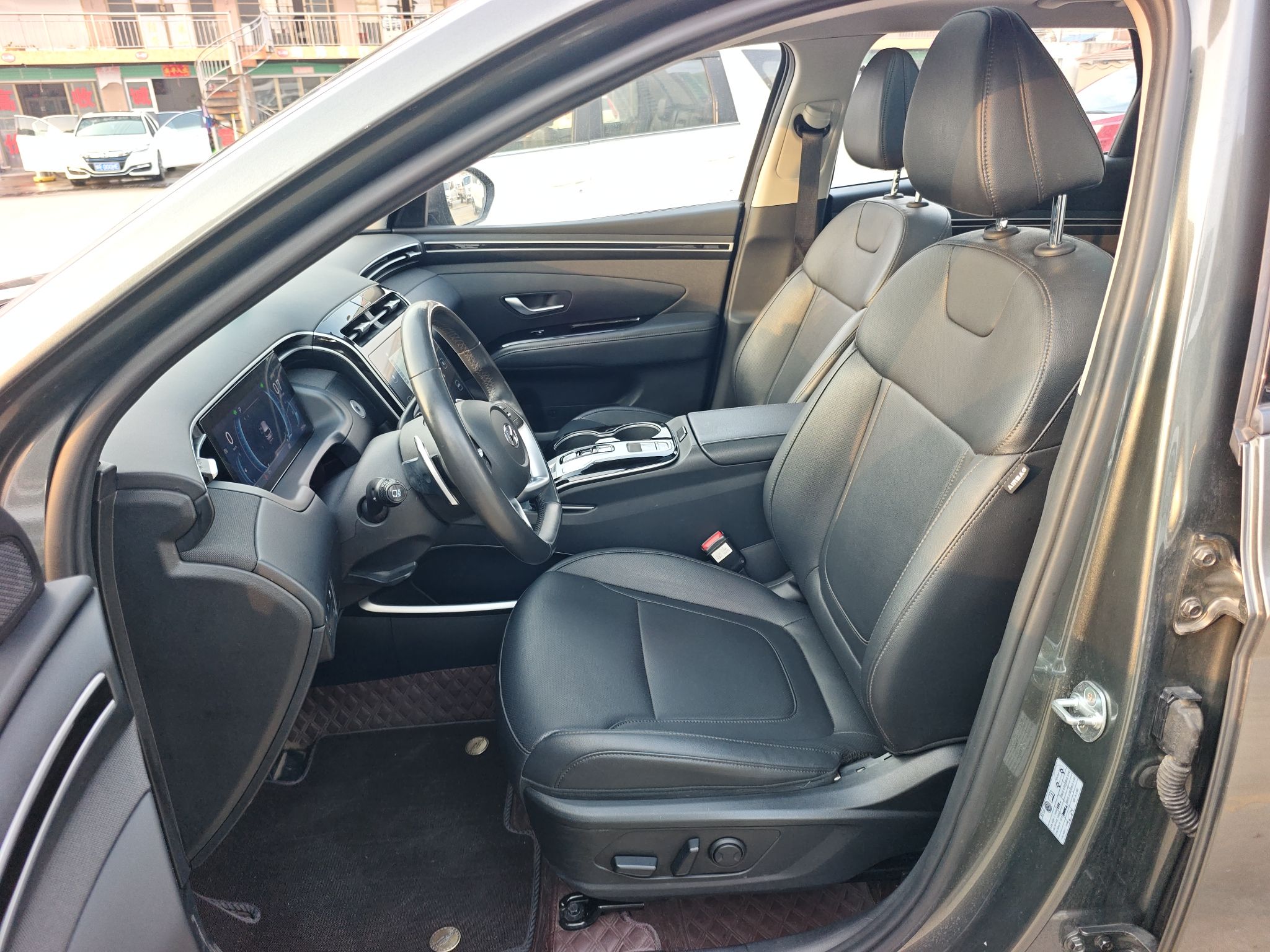 Переднее сиденье в автомобиле