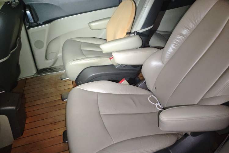Used Buick GL8 2011 2.4L LT Luxury Business Executive Edition Left Rear Seat