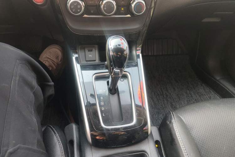 Used Nissan Sylphy 2019 1.6XV CVT Smart Connect Luxury Edition China VI Standard Gear Lever