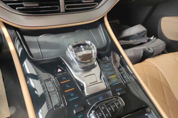 Used Denza D9 2025 DM-i Intelligent Drive 1020 Four-Wheel Drive Flagship Model
