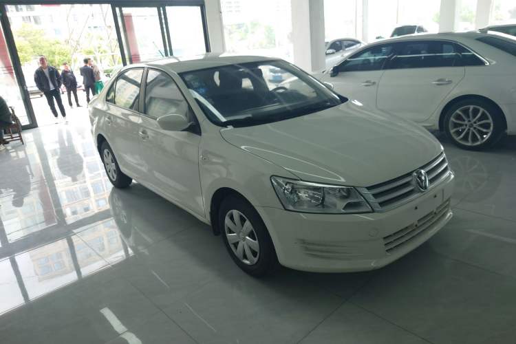 Used Volkswagen Santana 2015 1.6L Automatic Fashion Edition Front Right 45 Deg