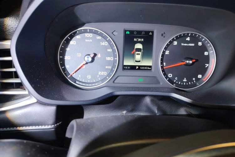 Used Roewe i5 2019 1.5L Automatic 4G Connected Langhao Edition Odometer Close Up