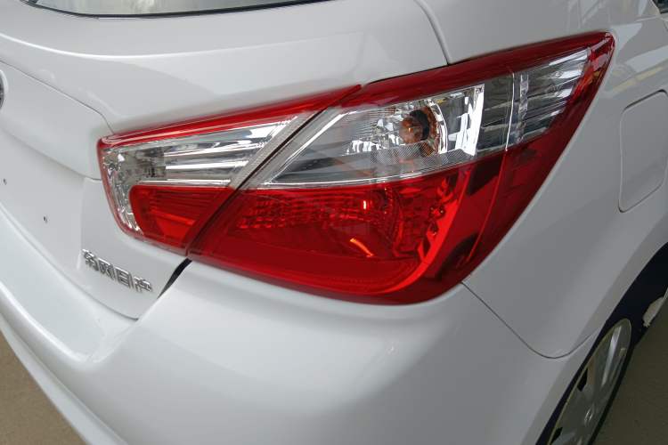 Used Venucia R50 2015 1.6L Manual Fashion Edition
