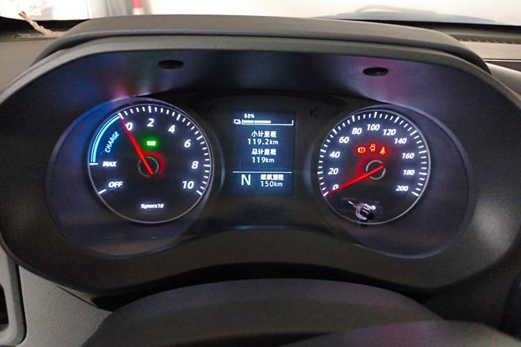 Used Wuling Yangguang 2024 300KM Comfort Version Passenger Van 75kW
