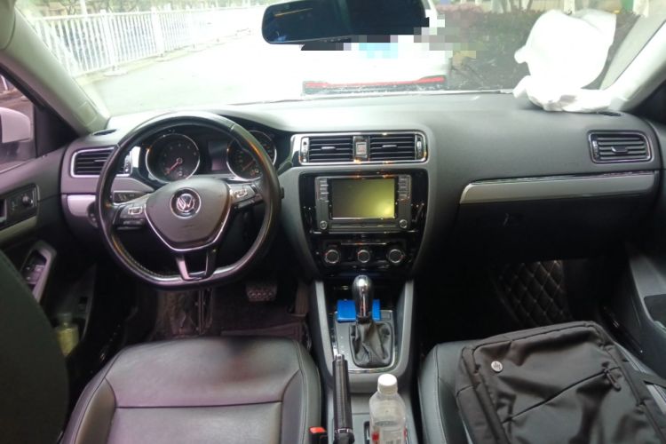 Used Volkswagen Sagitar 2017 230TSI Automatic Comfort Version Center Console