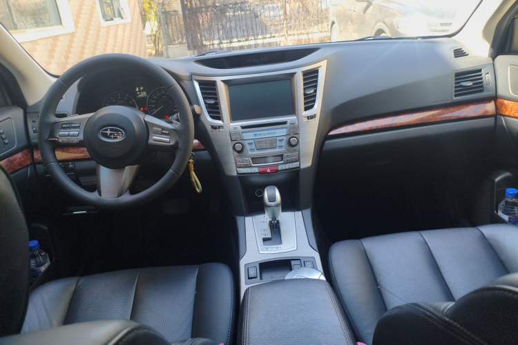 Used Subaru Outback 2011 2.5i Luxury Edition Center Console