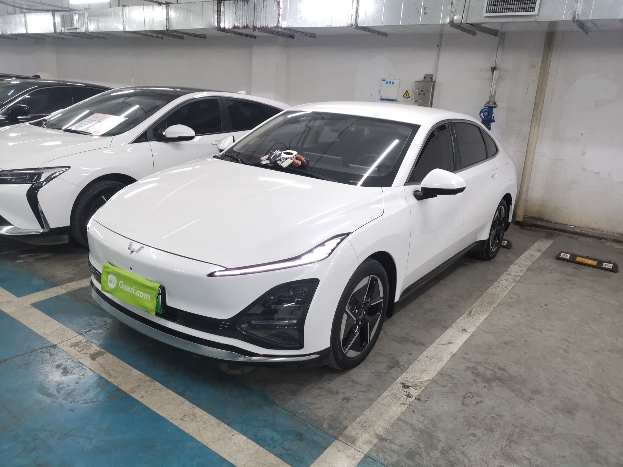 تحت مقدمة السيارة