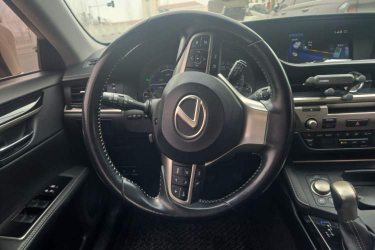 Used Lexus ES 2015 300h Comfort Edition
