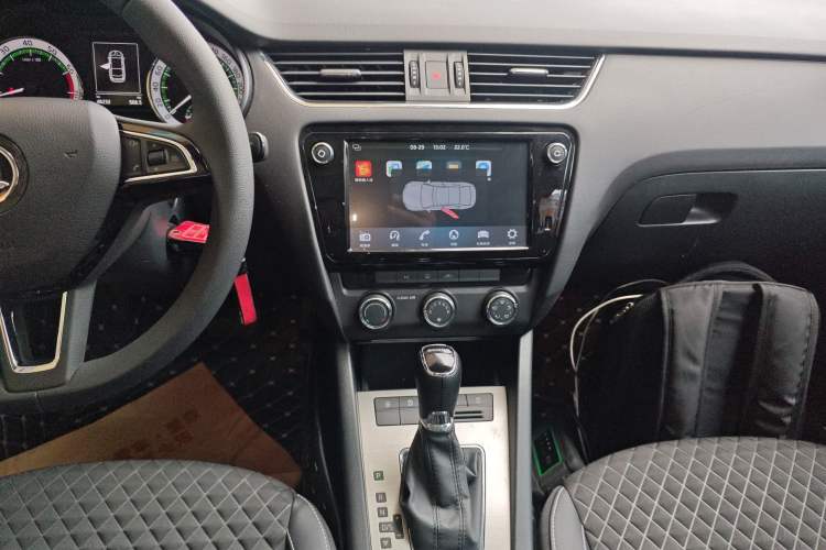 Used Skoda Octavia 2019 1.5L Automatic Luxury Edition Audio And AC Panel