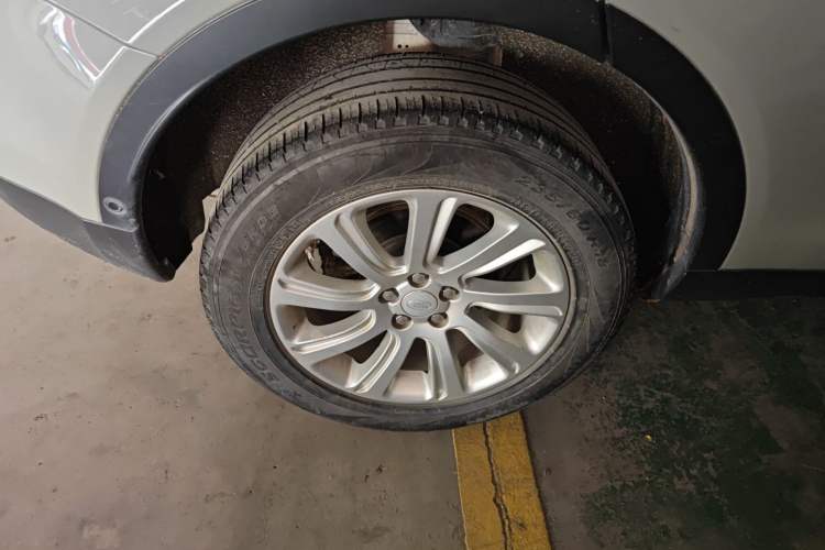 Used Land Rover Discovery Sport 2018 240 PS PURE Edition Exterior 5