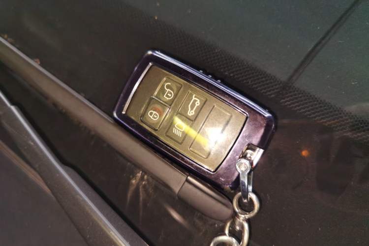 Used Land Rover Discovery 2023 Revised Version 360 PS R-Dynamic S