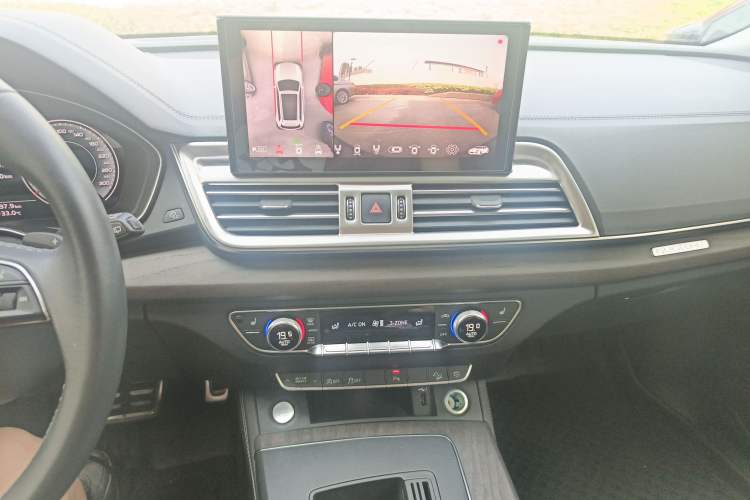 Used Audi Q5L 2023 40T Luxury Elegant Model Audio And AC Panel