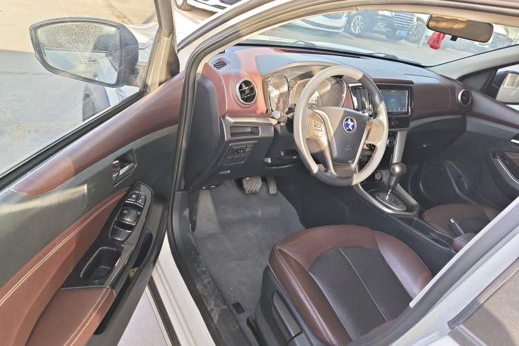 Used Venucia T70X 2016 2.0L CVT SmartFun Sport Edition