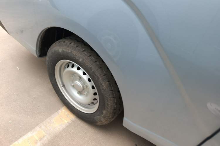 Used Wuling Yangguang 2024 300KM Comfort Version Passenger Van 75kW Exterior 5