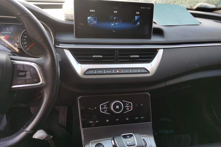 Used Hongqi H5 2022 Classic Model Facelift 1.5T DCT Qiyun Edition Audio And AC Panel