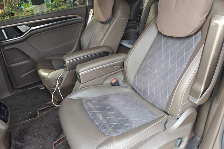 Used Volkswagen Viloran 2020 330TSI Luxury Edition Left Rear Seat