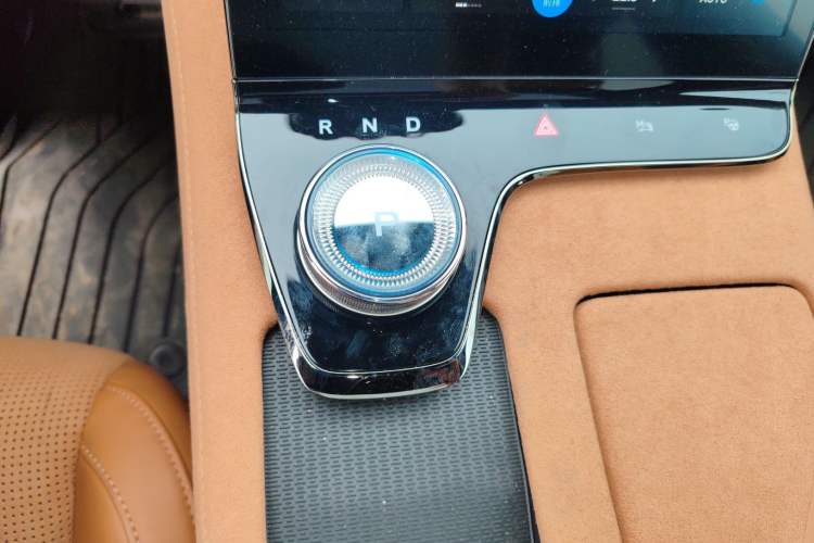 Used VOYAH PASSION 2024 PHEV Four-Wheel Drive Ultra-Long Range Flagship Model Gear Lever